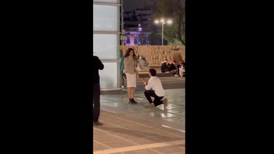 Man proposes in Córdoba's Paseo del Buen Pastor