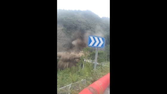 Massive landslide blocks G219 highway in Yunnan, China