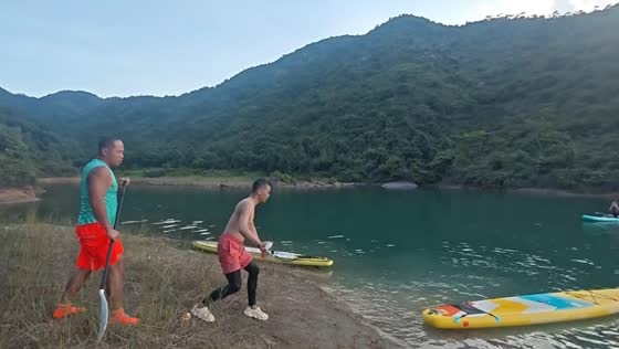 Paddleboard sprint ends with one man splashing into the water in Guangdong, China