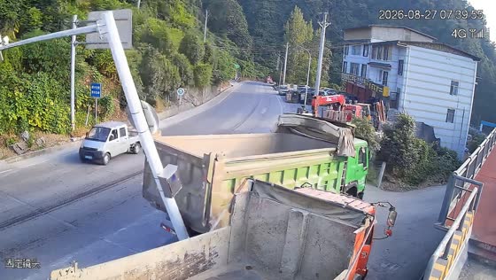 Dump truck knocks down overhead sign support in Hubei, China