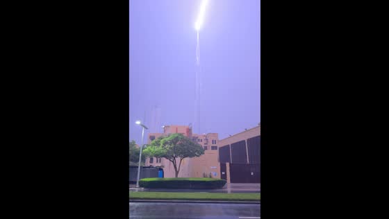 Lightning strikes skyscraper in Dubai