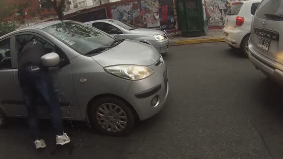 Buenos Aires break-in: motorcyclist captures robbery at traffic lights