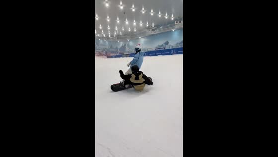 Skier collides with another after failed jump in Shaanxi, China