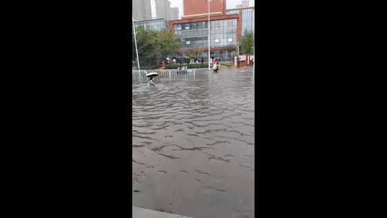 Heavy rain floods streets near school in Xianyang, China