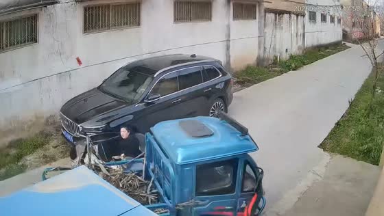 Motor scooter collides with mini truck in Jiangsu, China