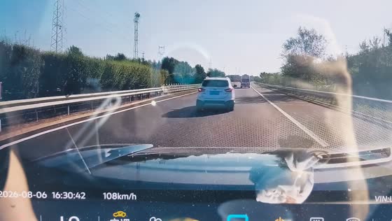 Car suddenly emits thick smoke while traveling on expressway in Hebei, China