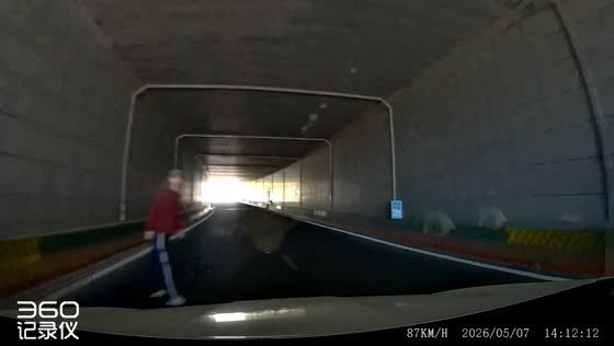 Driver avoids pedestrian inside tunnel in Neimenggu, China