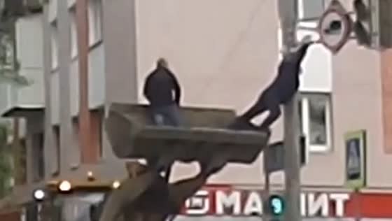 Workers' Day incident in Arzamas: Worker hangs on traffic sign after tractor moves