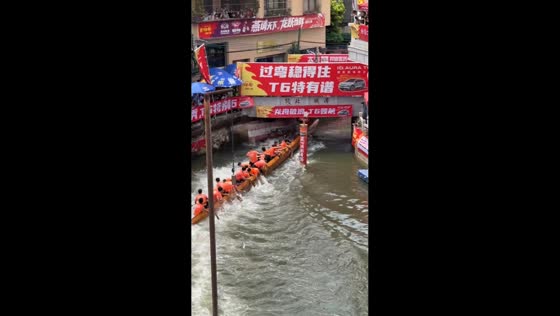 Dragon boat crew crashes into riverbank during Foshan drift race in Guangdong, China