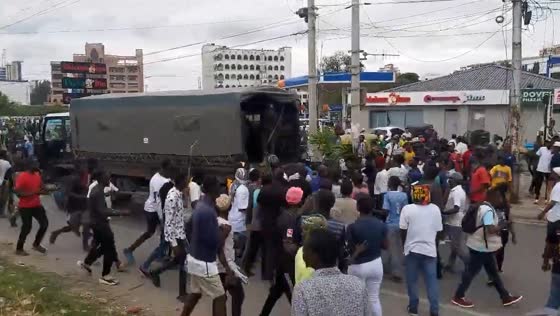 Thief flees to police vehicle after mob attack during Kenya protests