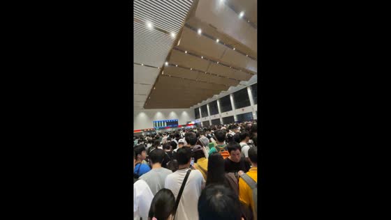 Huge crowds flood Shanghai train station ahead of National Day holiday in China