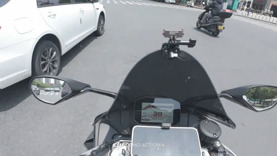 Motorcycle collides with car after sudden braking in Hunan, China