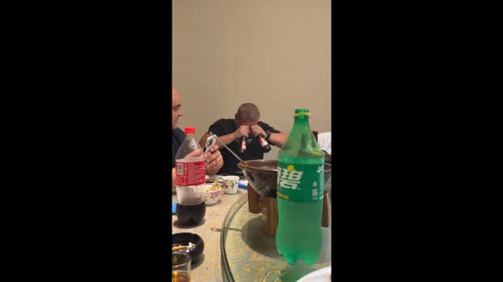 Man uses unusual "eye trick" to open beer bottles in Fujian, China