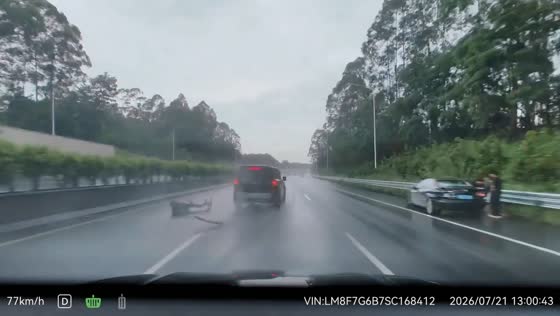 Driver narrowly avoids collision with road debris on rainy highway in Guangdong, China