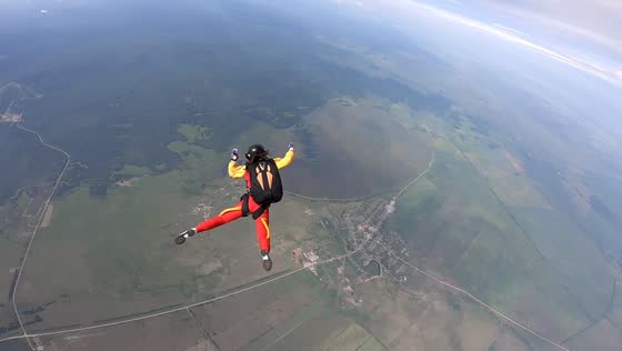 Skydiving instructor rescues spinning student in dramatic free fall