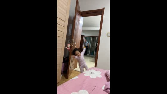 Little girl stumbles but recovers quickly in Liaoning, China