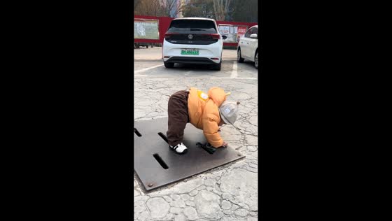 Toddler drops key into drainage hole in Shandong, China