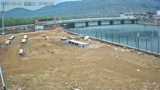 Bridge section collapses moments after truck passes in Shandong, China