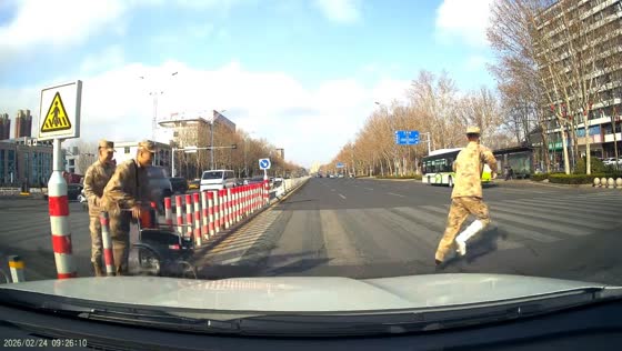 Unusual pedestrian crossing moment in Shandong, China