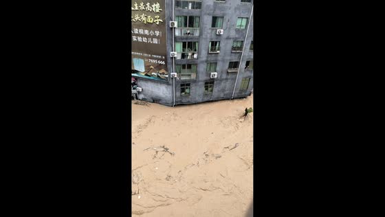 Severe flooding sweeps through residential area in Fujian, China