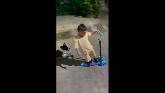 Toddler shows impressive scooter skills in Cali, Colombia