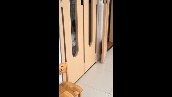 Little boy urinates through door crack in kindergarten in Guizhou, China