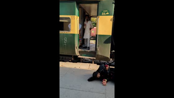 Woman falls after jumping off moving train in Multan, India