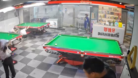 Typhoon causes panic in Wuxi billiards bar