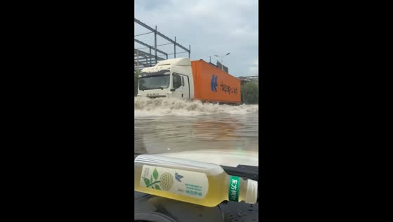 Flooded road forces drivers through deep water in Hebei, China