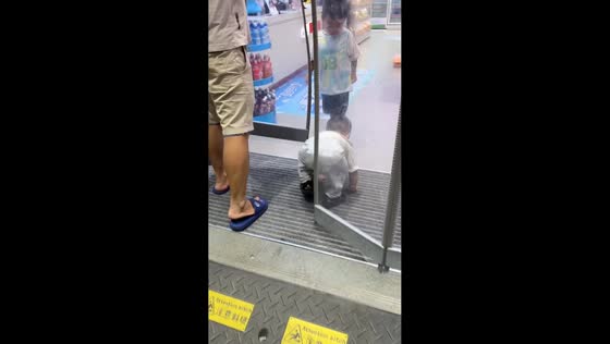Toddler adorably picks a snack and heads straight to the cashier in Guangdong, China