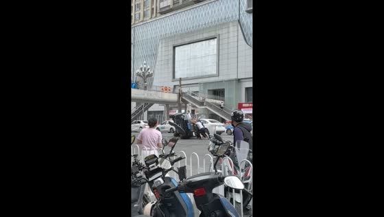 Overturned SUV causes traffic and prompts group effort in Guizhou, China
