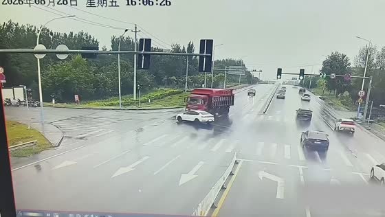 Car collides with large truck at intersection in Shanxi, China