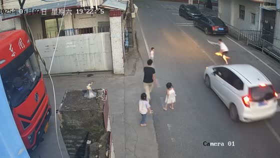 Man rushes to save child from oncoming car in Guangdong, China