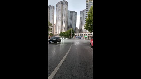 Motorcyclist stunned by isolated rain patch in Hunan, China