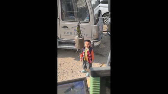 Boy successfully extracts loose tooth using wire in Guangdong, China