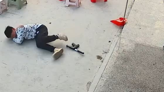 Child's cleaning tantrum caught on camera in China
