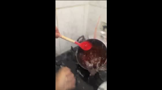 Strawberry syrup spills all over stove in kitchen mishap in São Paulo, Brazil