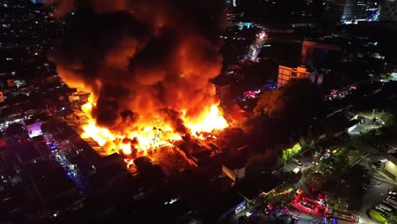 Massive fire engulfs residential area in Mandaluyong, Philippines