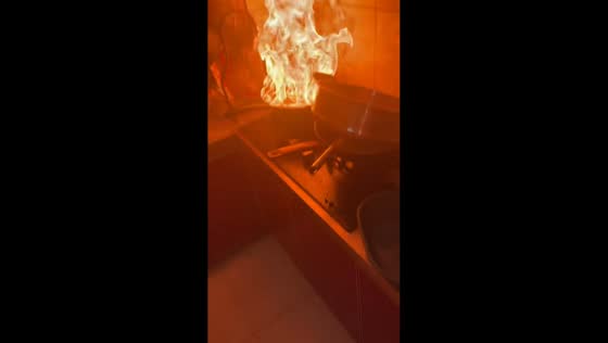 Pan catches fire during unexpected cooking mishap in Shandong, China