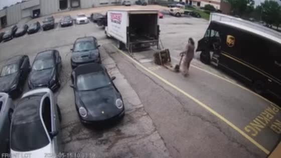Delivery mishap: engine dropped during handling in St. Louis