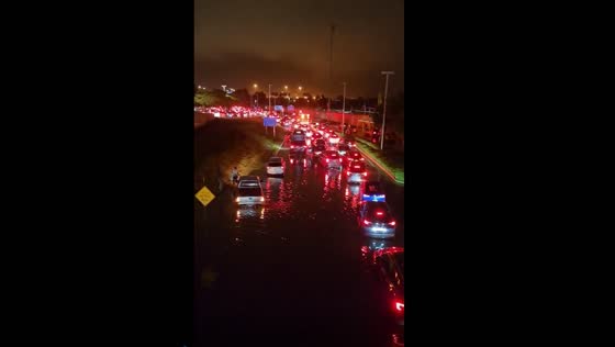 Fort Lauderdale airport remains closed due to floods causing heavy traffic congestion