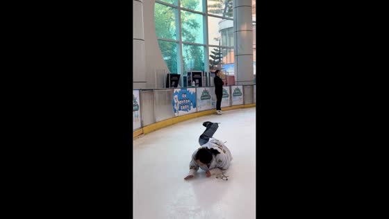 Woman slips and falls during skating attempt at rink in Guangdong, China