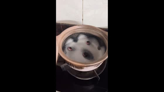 Burnt pot leaves husky face pattern in Guangdong, China