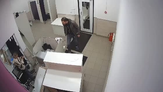 Drunk man trashes pick-up point in Losino-Petrovsky, Russia