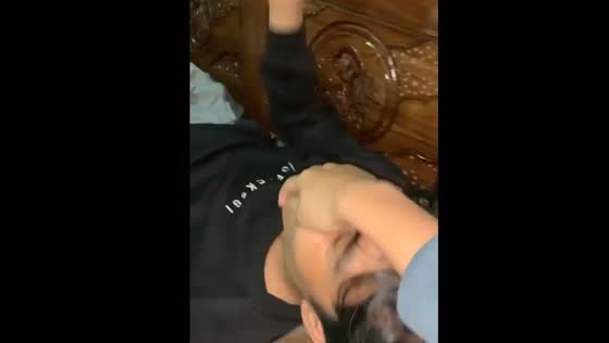 Friend pranks phone-absorbed buddy in the Philippines