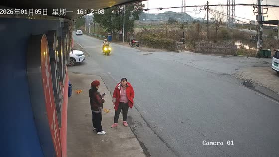 Car collides with motorcycle at crossroads in Hunan, China