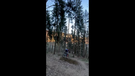 Cyclist crashes after difficult jump attempt on enduro trail in Saint-Étienne, France