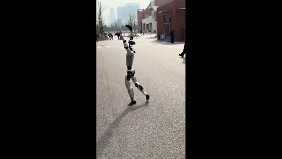 Dancing robot loses balance and falls on street in Shandong, China