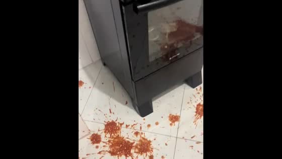 Sauce spills during cooking mishap in Duque de Caxias, Rio de Janeiro