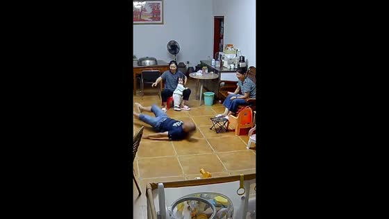 Man falls off skateboard, startles child in Chongqing, China